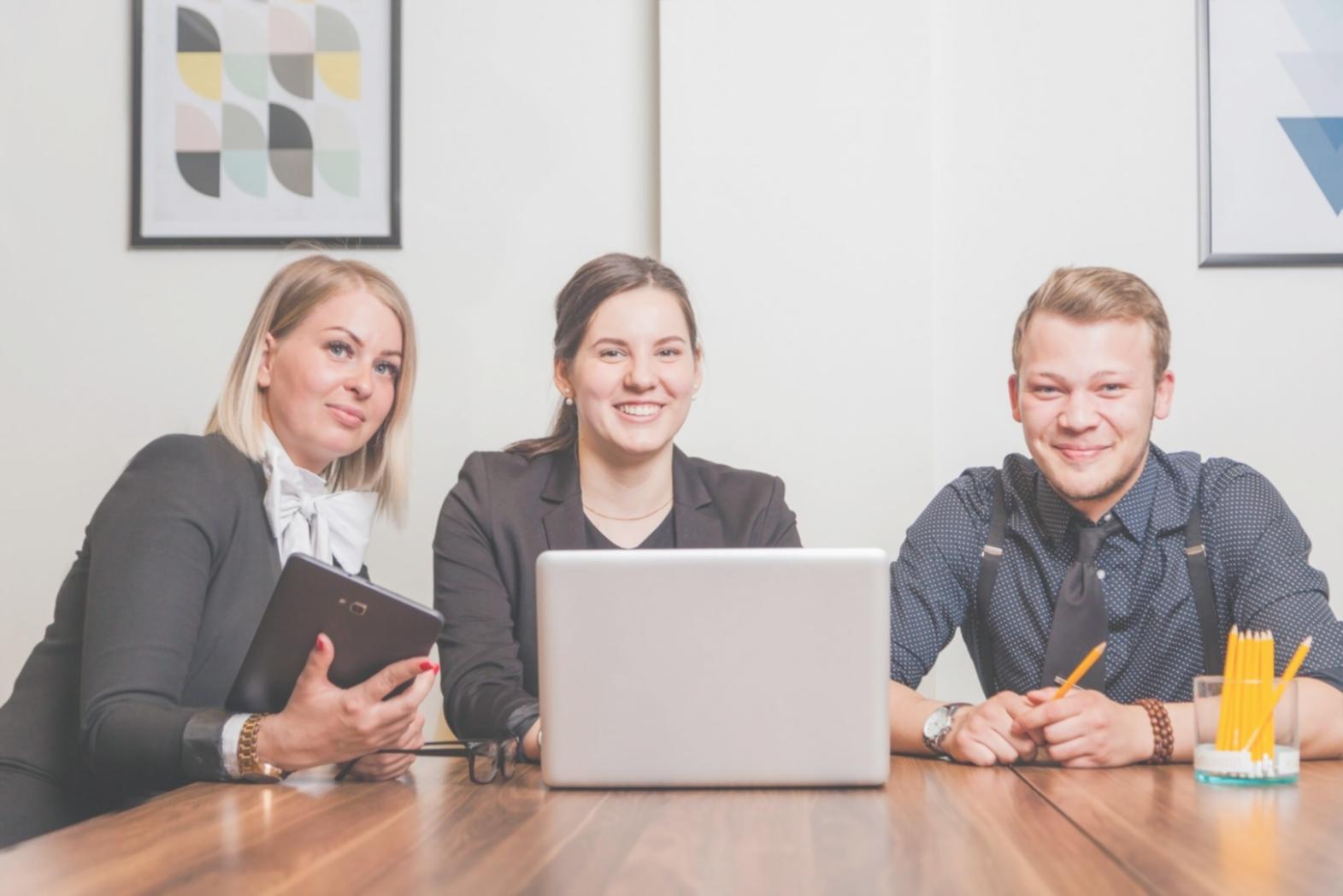Internationale Studierende bei einer Schreibwerkstatt